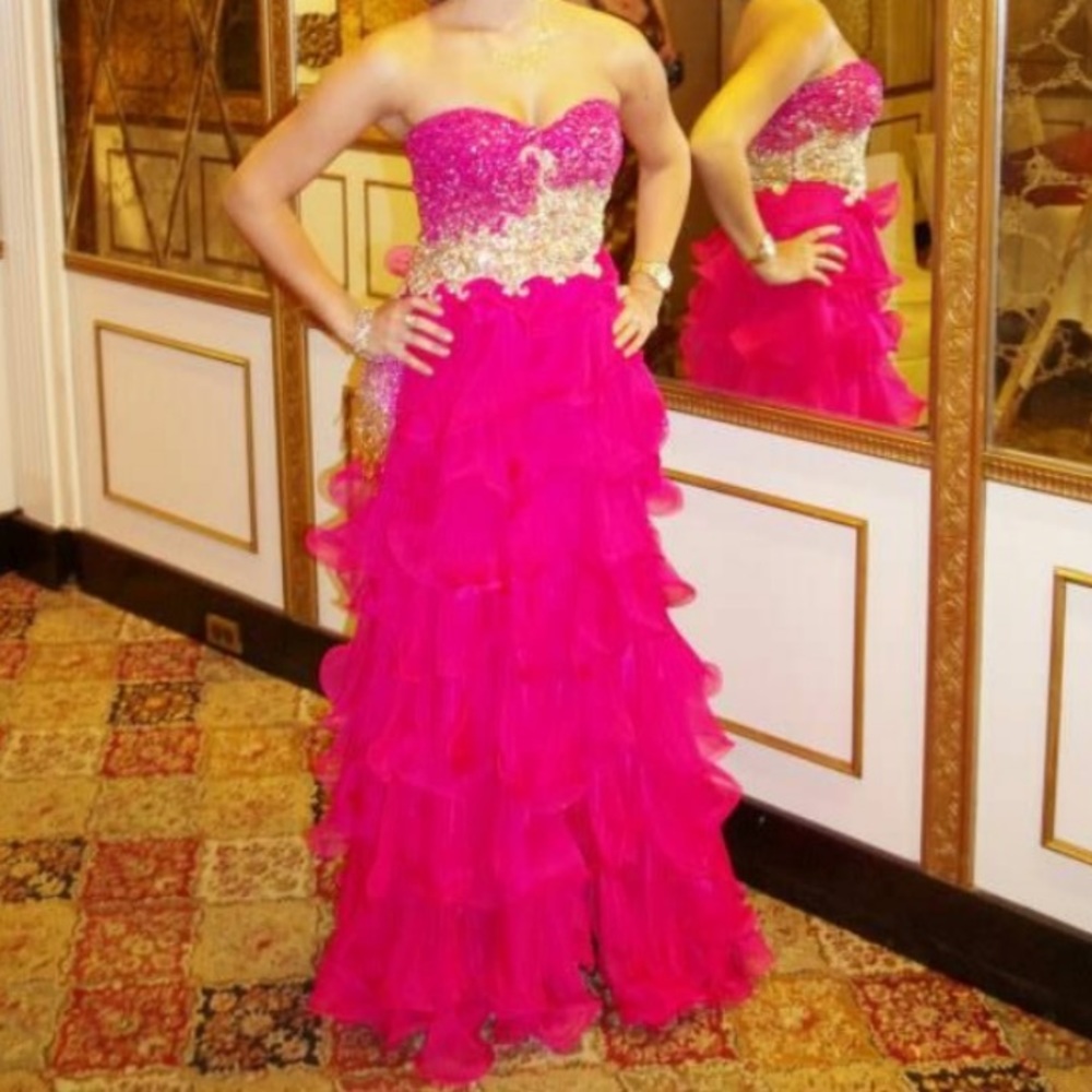 Sherri Hill beaded strapless bodice with layered bottom 💃🏻